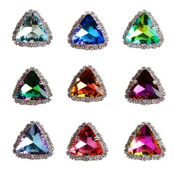  Цвета радуги Стеклянный кристалл треугольной формы с цепочкой из горного хрусталя в оправе из серебристых металлических когтей, пришитые бусины, отделка 